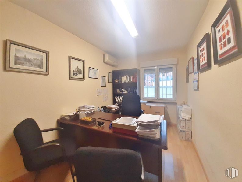 Oficina en venta en Barrio Comillas, Carabanchel, Madrid, 28019 con silla, marco, ventana, lámpara, alumbrado, mesa, escritorio, madera, edificio y suelo alrededor