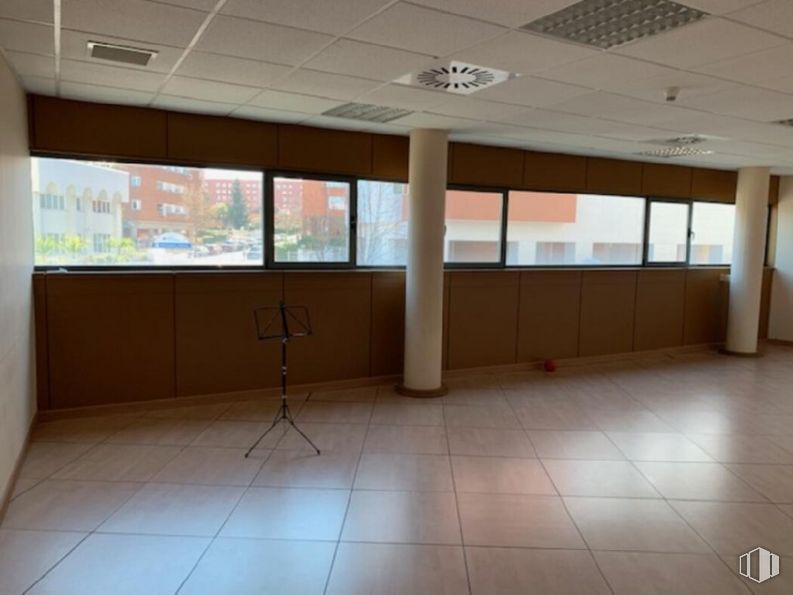 Oficina en venta en Plaza Once Colmenas, 1, Tres Cantos, Madrid, 28760 con mueble, ventana, propiedad, edificio, diseño de interiores, sombra, piso, accesorio, suelo y pared alrededor