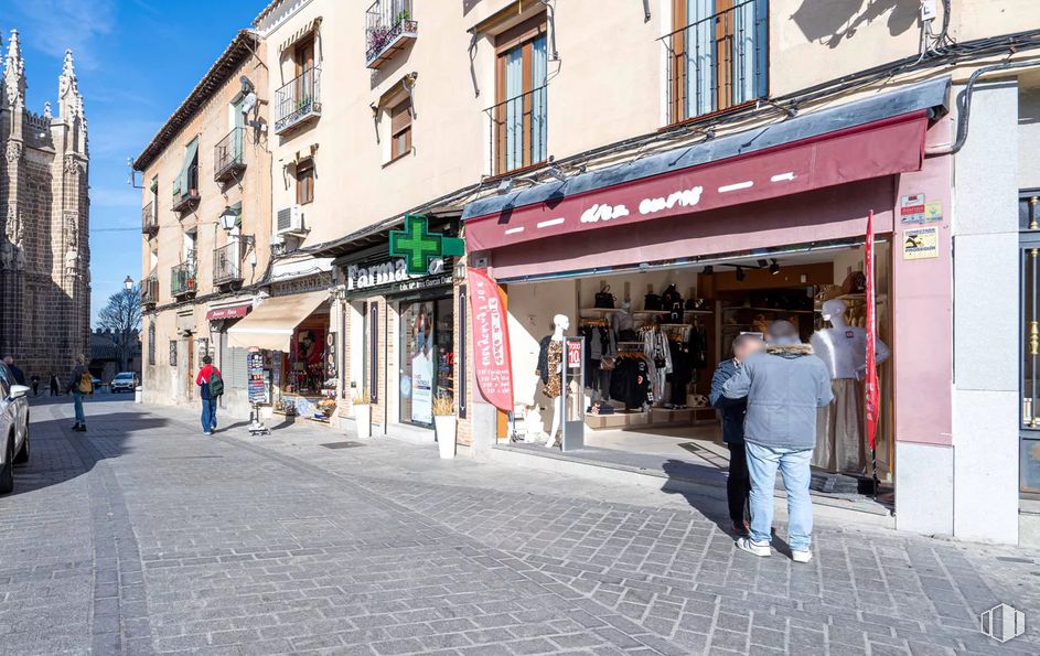 Local en alquiler en Calle Reyes Católicos, Toledo, 45002 con vaqueros, ventana, persona, edificio, ropa, parte superior, pantalones, superficie de la carretera, ciudad y ciudad alrededor