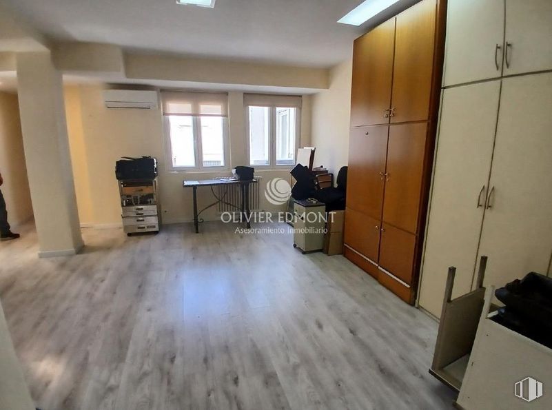 Oficina en alquiler en Zona Princesa, Moncloa - Aravaca, Madrid, 28008 con mesa, ventana, persona, armario, alacena, escritorio, madera, edificio, televisión y interiorismo alrededor