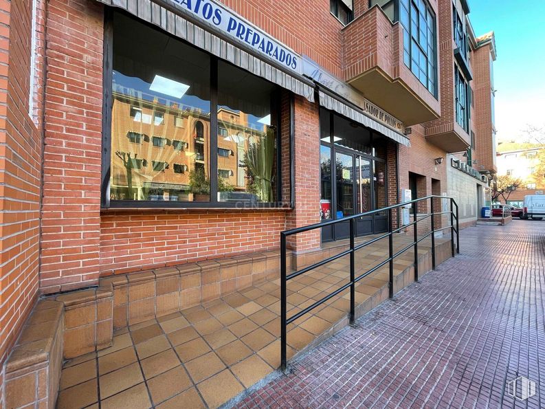 Local en venta en Calle Serracines, 4, Alcalá de Henares, Madrid, 28801 con ventana, edificio, albañilería, superficie de carretera, madera, ladrillo, diseño urbano, cielo, acera y fachada alrededor