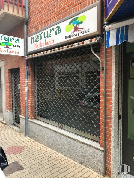 Local en alquiler en Calle Virgen de las Angustias, 37, Ávila, 05005 con puerta, equipaje y bolsos, edificio, accesorio, ventana, madera, material de construcción, fachada, gas y superficie de carretera alrededor