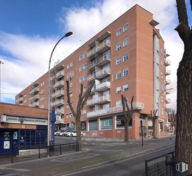 Local en alquiler y venta en Avenida Barcelona, 30, Guadalajara, 19005 con edificio, luz de la calle, nube, cielo, día, ventana, bloque de torre, condominio, diseño urbano y edificio comercial alrededor