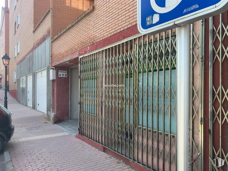 Retail for sale at Calle Agustín Rodríguez Sahagun, Ávila, 05003 with architecture, building, wood, wall, window, real estate, gas, facade, brick and metropolitan area around