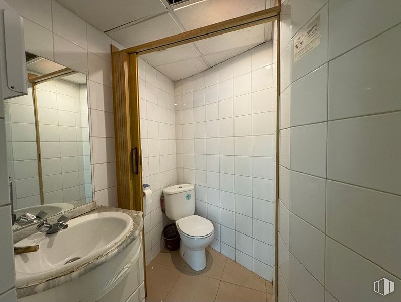 Local en alquiler en Pasaje Colón, Valdemoro, Madrid, 28341 con inodoro, fregadero, suelos, asiento del inodoro, suelo, accesorios de fontanería, cuarto de baño, interiorismo, techo y fontanería alrededor