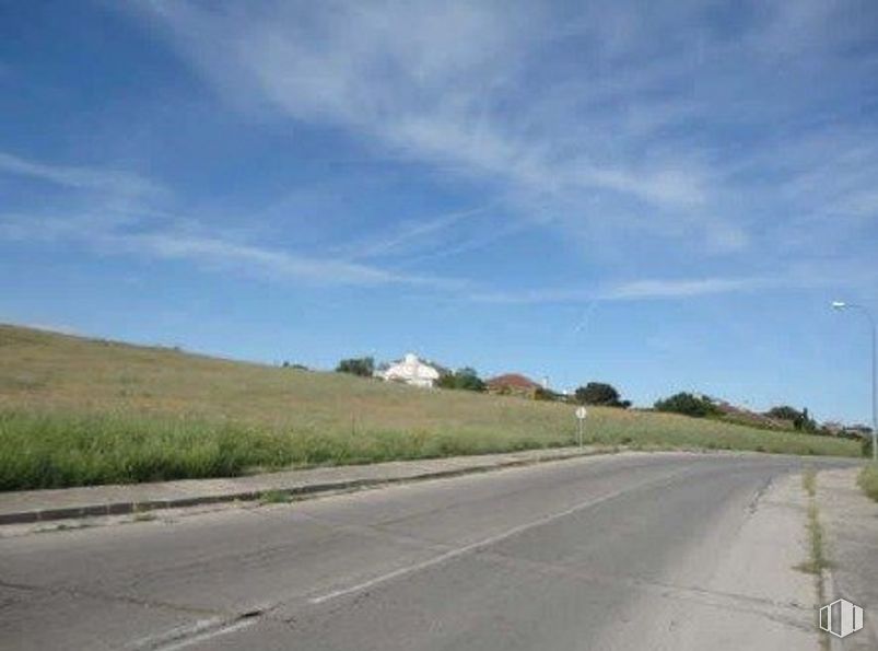 Land for sale at Calle Mérida Enclaves Coto, El Casar, Guadalajara, 19170 with street light, cloud, sky, plant, road surface, natural landscape, asphalt, highland, tar and thoroughfare around