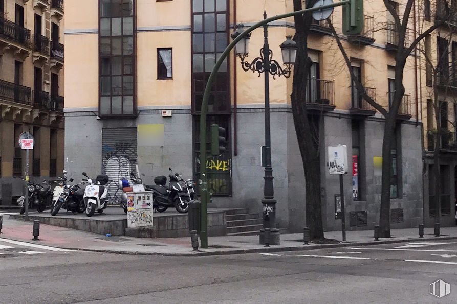 Retail for sale at Calle Bailén, Centro, Madrid, 28005 with building, window, road surface, urban design, plant, wall, sidewalk, facade, thoroughfare and landmark around