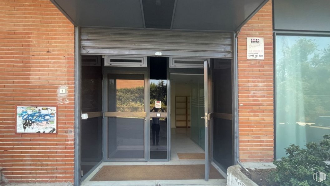 Retail for sale at Barrio Retiro, Retiro, Madrid, 28009 with plant, fixture, wood, building, door, shade, automotive exterior, facade, glass and brick around