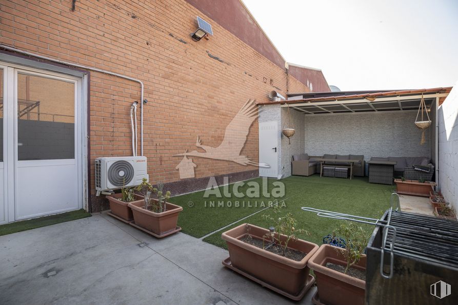 Nave en alquiler en Calle Jaén, Alcalá de Henares, Madrid, 28804 con puerta, maceta, cielo, planta, edificio, madera, arquitectura, interiorismo, ventana y diseño urbano alrededor