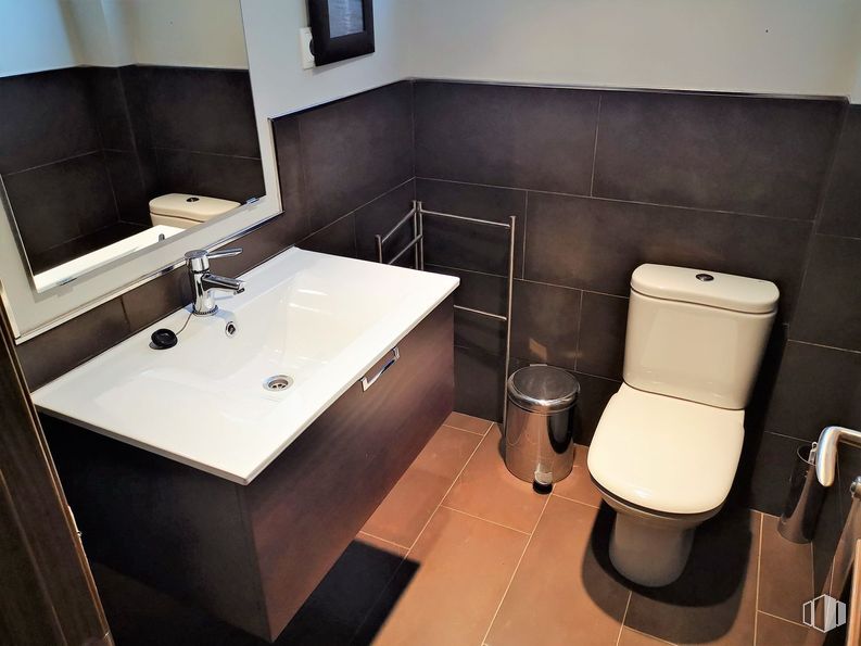 Office for rent at El Viso, Chamartín, Madrid, 28002 with toilet, sink, bathroom cabinet, bathroom, plumbing fixture, flooring, bathroom sink, floor, toilet seat and interior design around