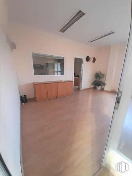 Local en alquiler en Zona La Poveda, Arganda del Rey, Madrid, 28500 con ebanistería, espejo, planta de interior, accesorio, madera, pasillo, pavimento, piso, casa y madera alrededor