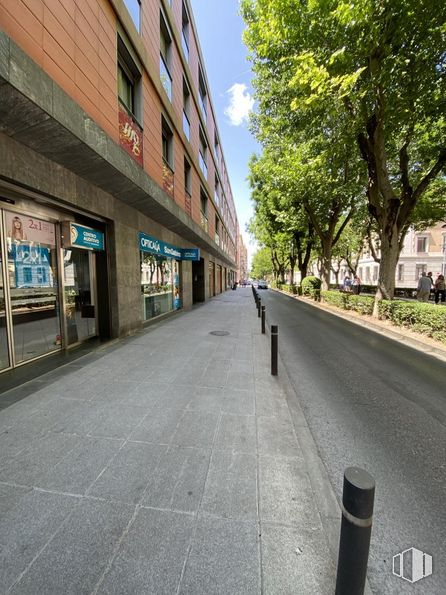 Oficina en alquiler en Paseo Doctor Fernández Iparraguirre, 3, Guadalajara, 19001 con edificio, planta, árbol, cielo, ventana, superficie de la carretera, asfalto, diseño urbano, vía pública y nube alrededor