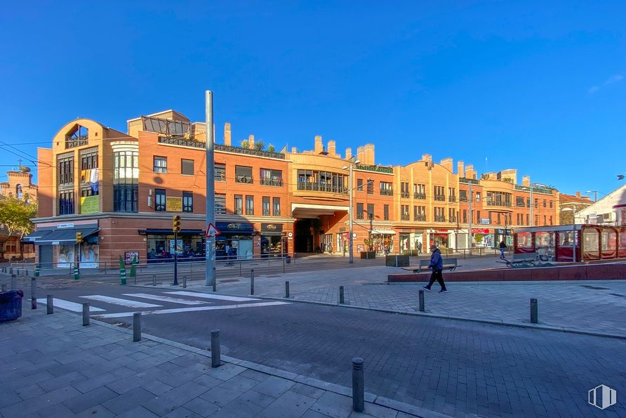 Local en alquiler en Plaza Labores, 10, Parla, Madrid, 28980 con edificio, cielo, ventana, diseño urbano, superficie de la carretera, fachada, ocio, nube, ciudad y carretera alrededor