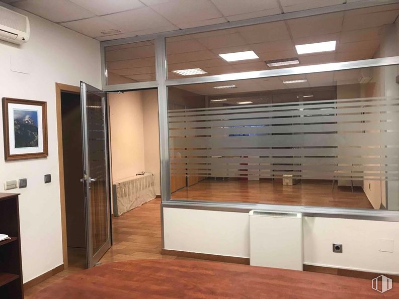 Local en alquiler y venta en Zona El Praderón, San Sebastián de los Reyes, Madrid, 28700 con marco, lámpara, puerta, interiorismo, suelos, suelo, madera, techo, mueble y alumbrado alrededor