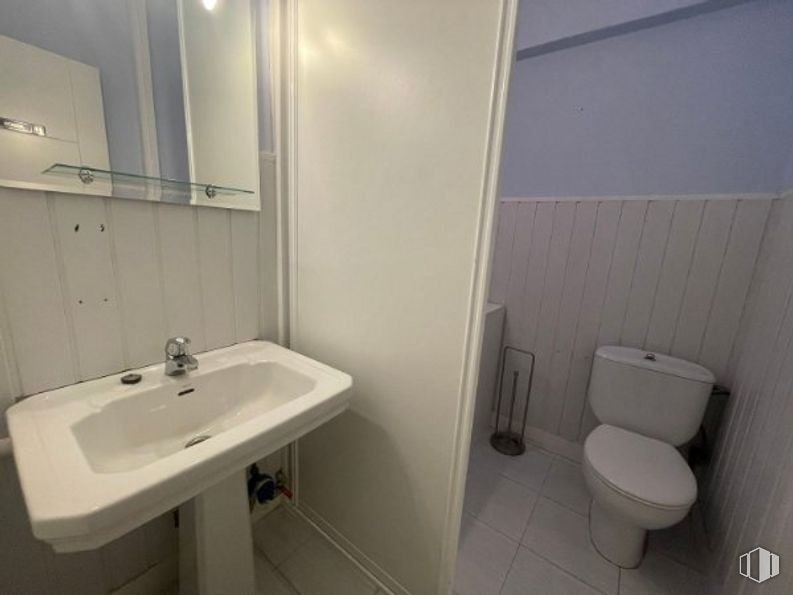 Office for rent at Zona Peñagrande, Fuencarral - El Pardo, Madrid, 28035 with toilet, sink, bidet, mirror, tap, bathroom sink, plumbing fixture, bathroom, purple and building around