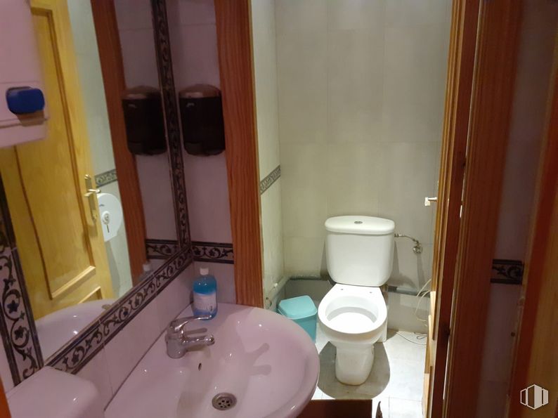 Local en venta en Zona Arguelles, Moncloa - Aravaca, Madrid, 28008 con inodoro, fregadero, marrón, espejo, grifo, propiedad, accesorios de fontanería, lavabo, morado y cuarto de baño alrededor