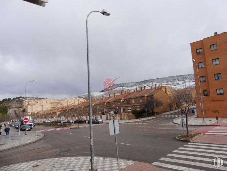 Retail for sale at Zona Sur, Cuenca, 16004 with street light, building, sky, cloud, window, infrastructure, road surface, asphalt, zebra crossing and thoroughfare around