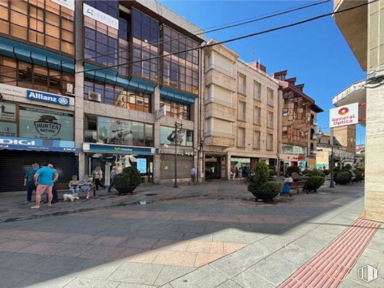 Office for sale at Calle San Francisco, Talavera de la Reina, Toledo, 45600 with person, building, sky, window, urban design, flowerpot, road surface, road, city and sidewalk around