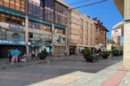 Office for sale at Calle San Francisco, Talavera de la Reina, Toledo, 45600 with person, building, sky, window, urban design, flowerpot, road surface, road, city and sidewalk around