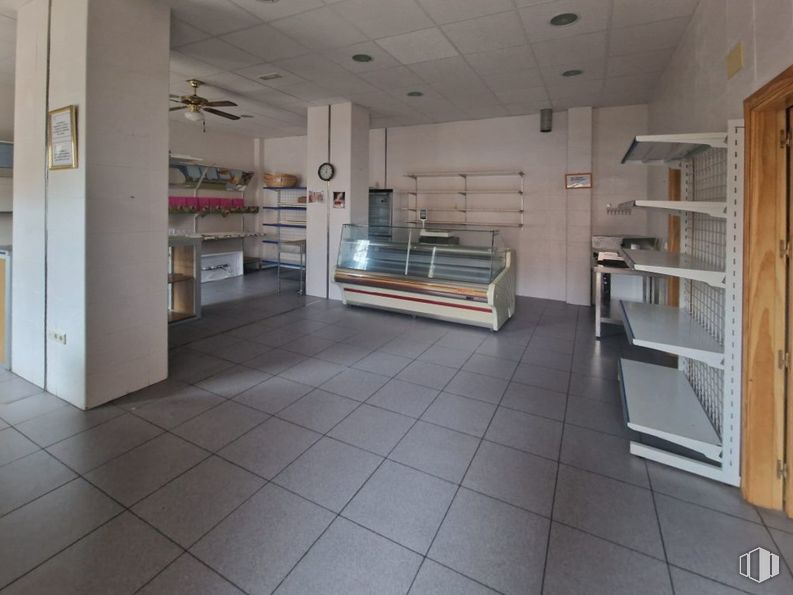 Retail for sale at Zona Santa María de Benquerencia , Toledo, 45007 with shelf, bookcase, shelving, building, houseplant, flooring, fixture, floor, wood and living room around