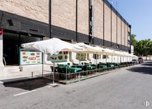 Retail for rent at Centro Comercial Puzzle, Avenida Príncipe Asturias, 94, Villaviciosa de Odón, Madrid, 28670 with sky, shade, asphalt, road surface, tent, urban design, motor vehicle, building, sidewalk and tree around