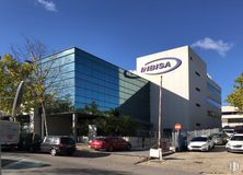 Office for sale at Edificio Inbisa, Avenida Pirineos, 7, San Sebastián de los Reyes, Madrid, 28700 with car, building, truck, sky, land vehicle, automotive parking light, daytime, vehicle, street light, cloud and tree around