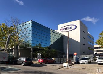 Oficina en venta en Edificio Inbisa, Avenida Pirineos, 7, San Sebastián de los Reyes, Madrid, 28700 con coche, edificio, camión, cielo, vehículo terrestre, luz de estacionamiento automotriz, tiempo de día, vehículo, luz de la calle, nube y árbol alrededor