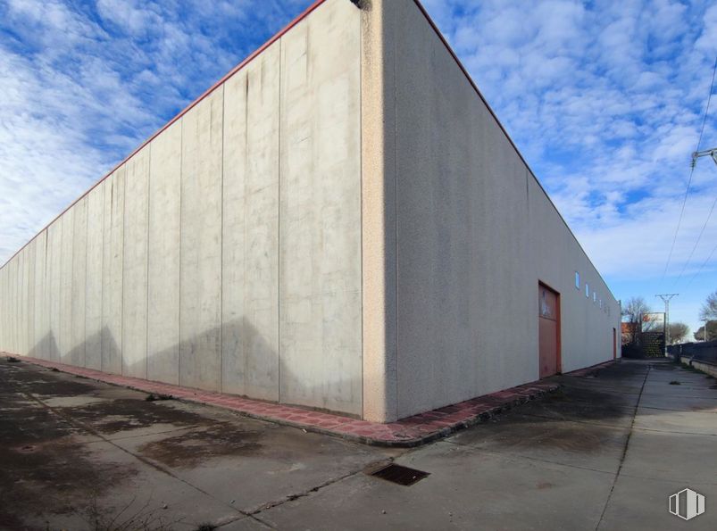 Industrial for sale at Polígono industrial Villacañas, Villacañas, Toledo, 45860 with sky, cloud, brick, composite material, facade, asphalt, brickwork, commercial building, road surface and wood around