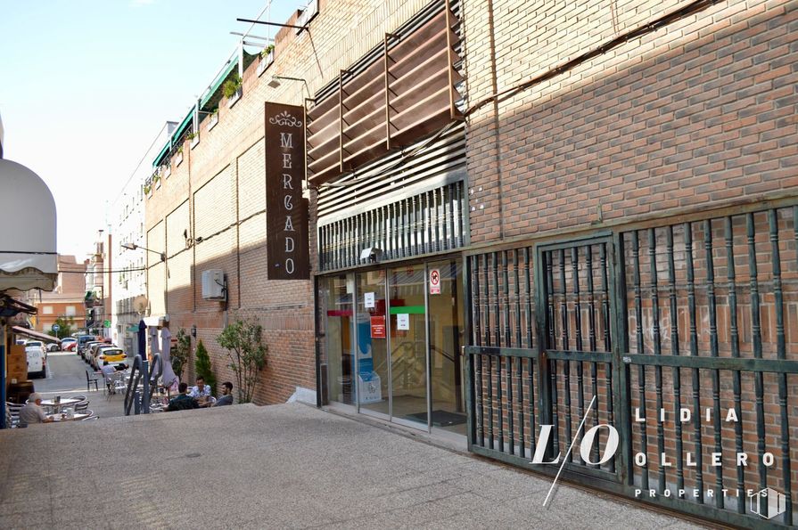 Retail for sale & for rent at Calle Hernán Cortés, Majadahonda, Madrid, 28220 with sky, road surface, urban design, neighbourhood, building, facade, city, brick, brickwork and road around