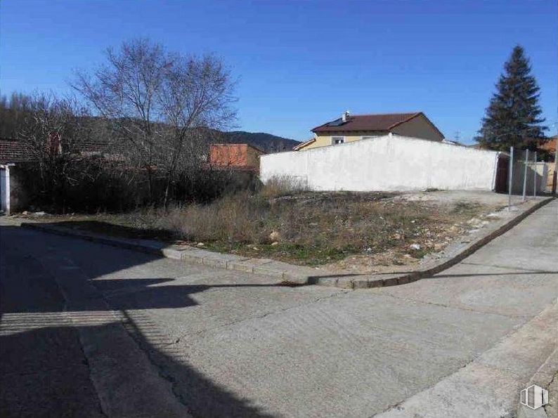 Land for sale at Calle Antonio Buero Valle, Espinosa de Henares, Guadalajara, 19247 with house, sky, plant, road surface, asphalt, tree, land lot, tar, grass and landscape around