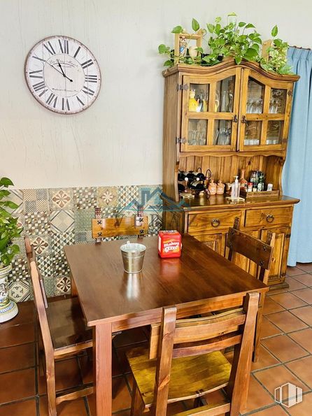 Retail for rent at Carretera Calera y Chozas, Talavera de la Reina, Toledo, 45600 with kitchen & dining room table, wall clock, clock, table, chair, furniture, plant, wood, interior design and cabinetry around