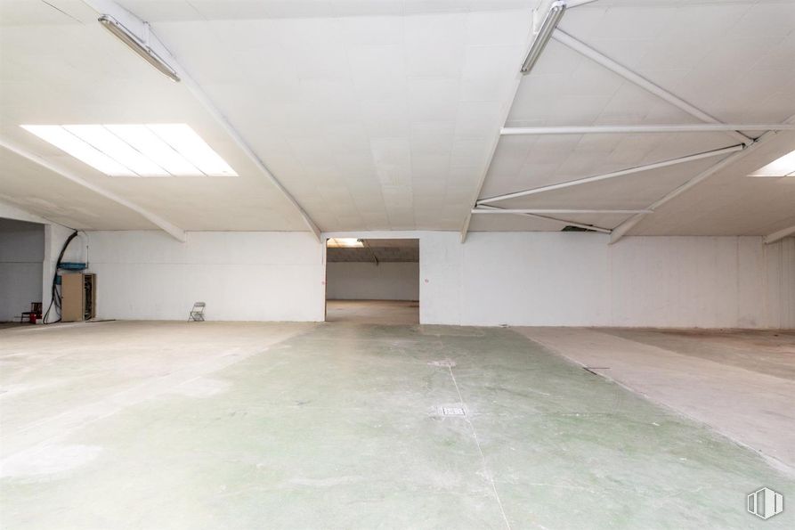 Industrial for rent at Calle Castrobarto, Barajas, Madrid, 28042 with light fixture, flooring, floor, ceiling, composite material, hall, concrete, design, building material and plaster around