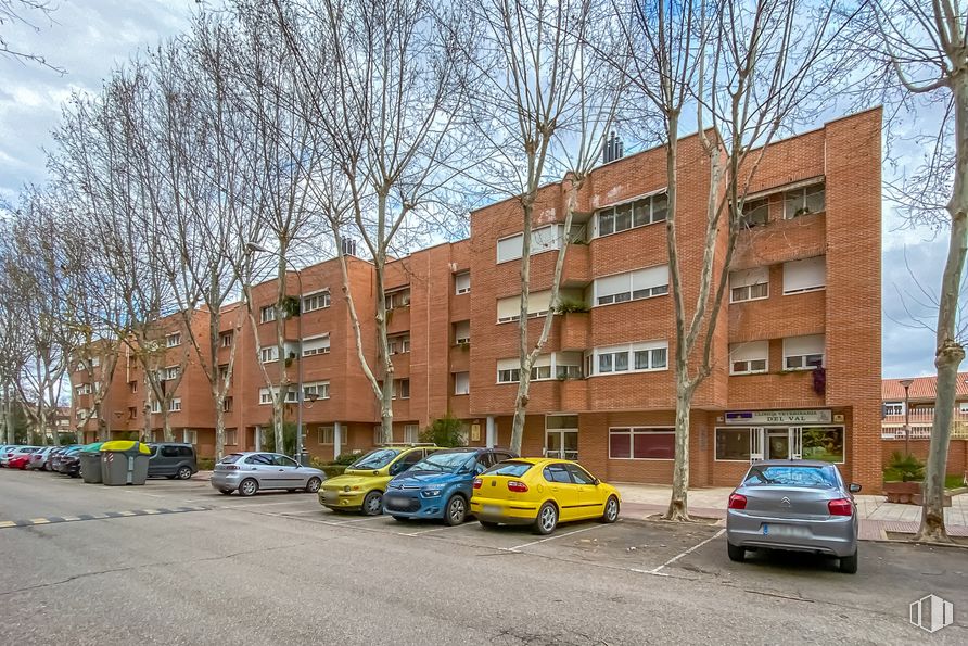 Local en alquiler y venta en Calle Toledo, 10, Alcalá de Henares, Madrid, 28804 con coche, edificio, luz de estacionamiento, cielo, rueda, vehículo, propiedad, planta, ventana y vehículo de motor alrededor