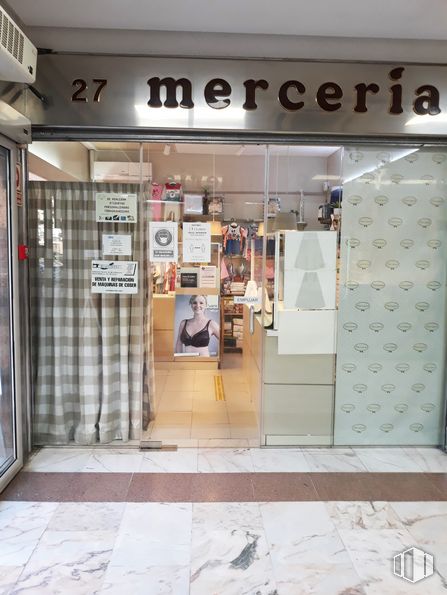 Local en venta en Calle Puentelarra, 9-11, Villa de Vallecas, Madrid, 28031 con persona, accesorio, gafas, suelo, piso, edificio, puerta, fachada, venta minorista y vidrio alrededor