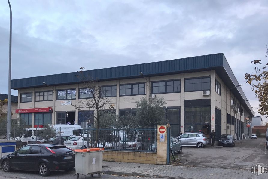 Retail for rent at Calle Resina, 39, Villaverde, Madrid, 28021 with car, building, waste container, wheel, tire, automotive parking light, sky, cloud, land vehicle and vehicle around