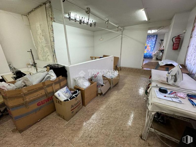 Local en venta en Zona Villaverde, Villaverde, Madrid, 28041 con caja de envío, caja, productos envasados, interiorismo, suelo, madera, suelos, edificio, materiales de embalaje y cartón alrededor