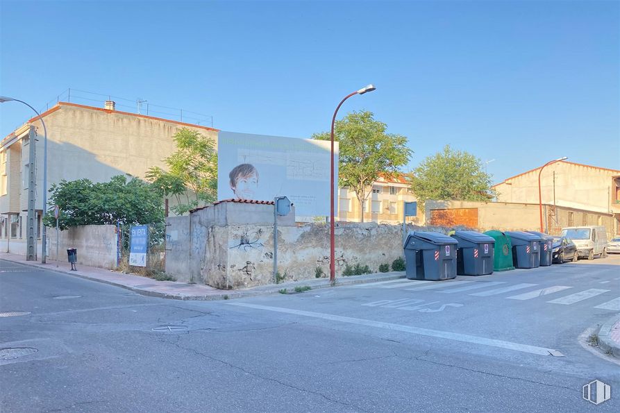 Land for sale at Calle Estrella, 39, Ciempozuelos, Madrid, 28350 with street light, building, sky, plant, road surface, waste container, asphalt, tree, paint and thoroughfare around