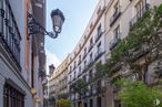 Office for rent at Calle Campomanes, 6, Centro, Madrid, 28013 with building, sky, daytime, window, plant, street light, urban design, neighbourhood, biome and tree around