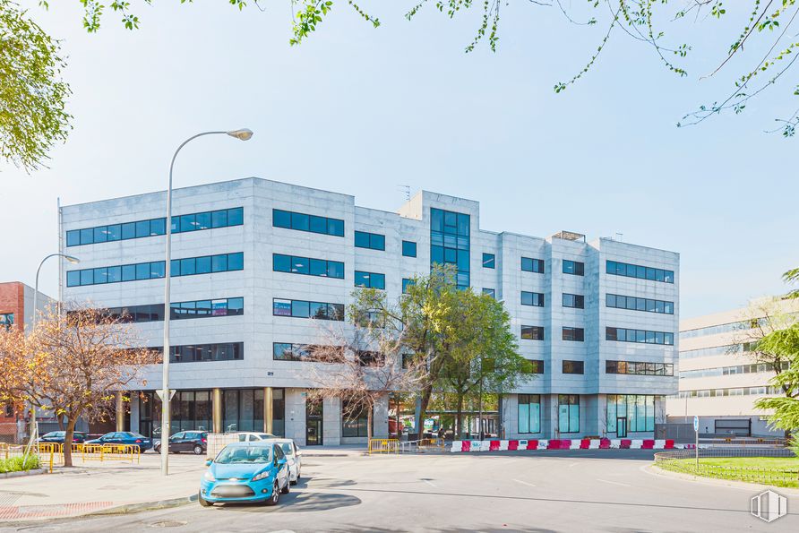 Local en venta en Plaza Cronos, San Blas - Canillejas, Madrid, 28037 con coche, edificio, luz de la calle, cielo, planta, árbol, bloque de pisos, diseño urbano, condominio y ventana alrededor