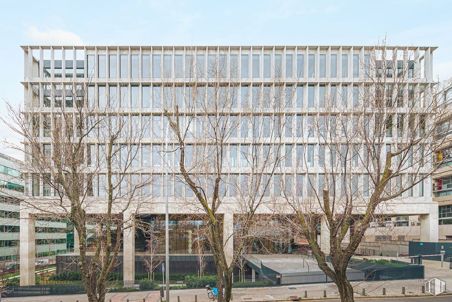 Oficina en alquiler en Edificio Polaris, Avenida Manoteras, 12, Hortaleza, Madrid, 28050 con edificio, día, cielo, planta, diseño urbano, condominio, árbol, ventana, electricidad y zona residencial alrededor