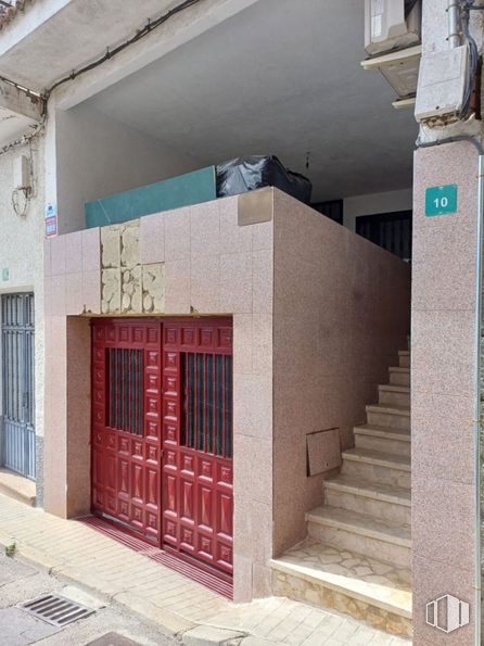 Nave en alquiler en Calle Huertas, Valdemorillo, Madrid, 28210 con puerta, ventana, edificio, madera, sombra, suelo, material compuesto, fachada, diseño urbano y suelos alrededor