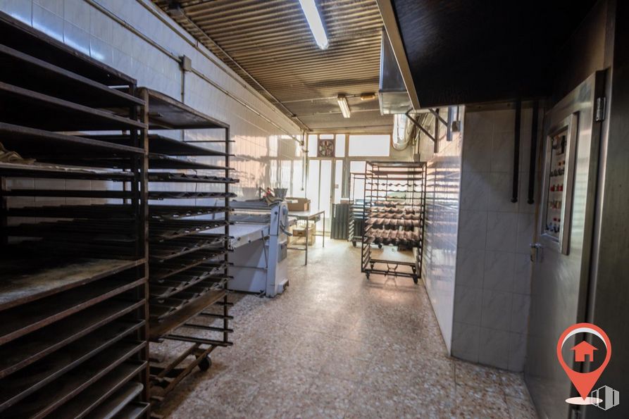 Retail for sale at Calle Nuestra Señora Soledad, Fuensalida, Toledo, 45510 with furniture, wood, shelving, shelf, wall, flooring, publication, fixture, metal and beam around