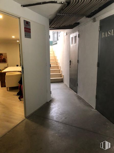 Retail for rent at Calle San Agustín, Las Rozas de Madrid, Madrid, 28230 with door, interior design, floor, wood, flooring, house, ceiling, hardwood, fixture and room around