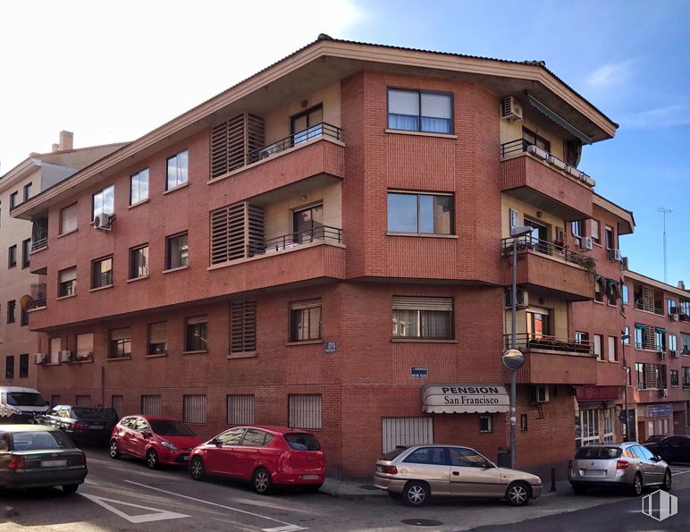 Retail for sale at Avenida Doctor Toledo, 32, Las Rozas de Madrid, Madrid, 28230 with car, building, window, wheel, land vehicle, tire, sky, automotive parking light, vehicle and property around