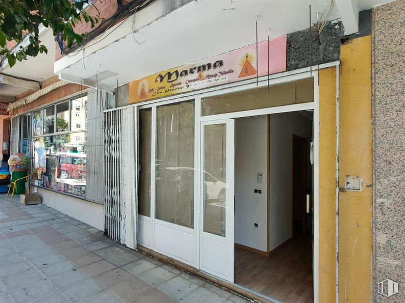 Local en venta en Calle Alicante, Getafe, Madrid, 28903 con accesorio, puerta, edificio, maceta, fachada, planta de interior, planta, carretera, árbol y casa alrededor