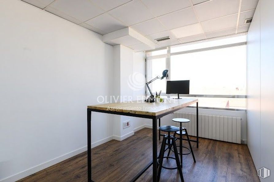 Oficina en alquiler en Calle Génova, Centro, Madrid, 28004 con taburete, mesa, mueble, propiedad, edificio, madera, suelos, escritorio, interiorismo y suelo alrededor