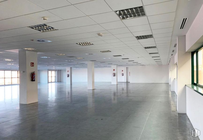 Oficina en alquiler en Avenida Tenerife, 2, San Sebastián de los Reyes, Madrid, 28700 con accesorio, suelo, línea, suelos, hall, edificio, techo, vidrio, material compuesto y espacio alrededor