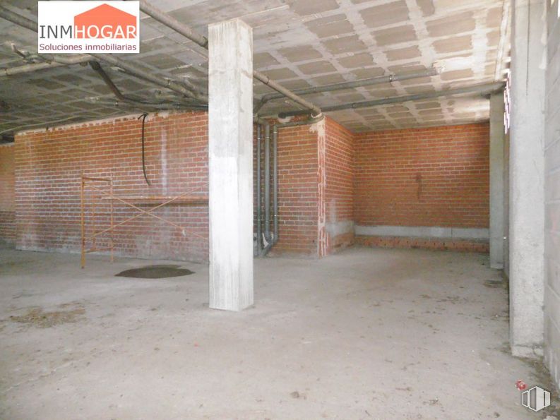 Retail for rent at Zona sur, Ávila, 05002 with property, brickwork, brick, flooring, floor, wood, composite material, hall, building and gas around