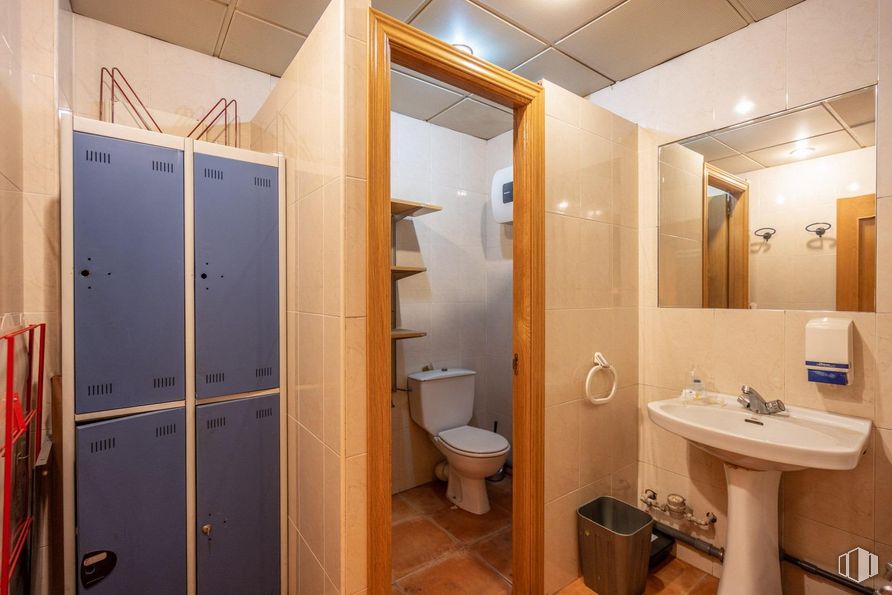 Retail for sale at Hortaleza - Canillas, Hortaleza, Madrid, 28043 with toilet, sink, cupboard, wall, flooring, floor, wood, bathroom sink, plumbing fixture and interior design around