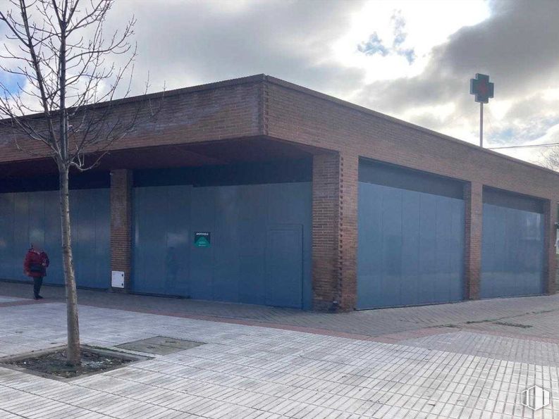 Retail for sale at Avenida Hispanidad, Fuenlabrada, Madrid, 28945 with person, composite material, concrete, brickwork, shade, building material and daylighting around